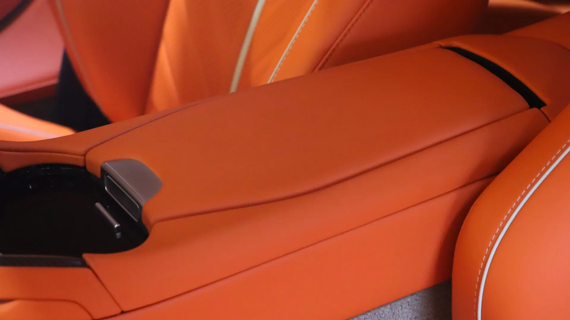 Aston Martin DB12 — photo 31