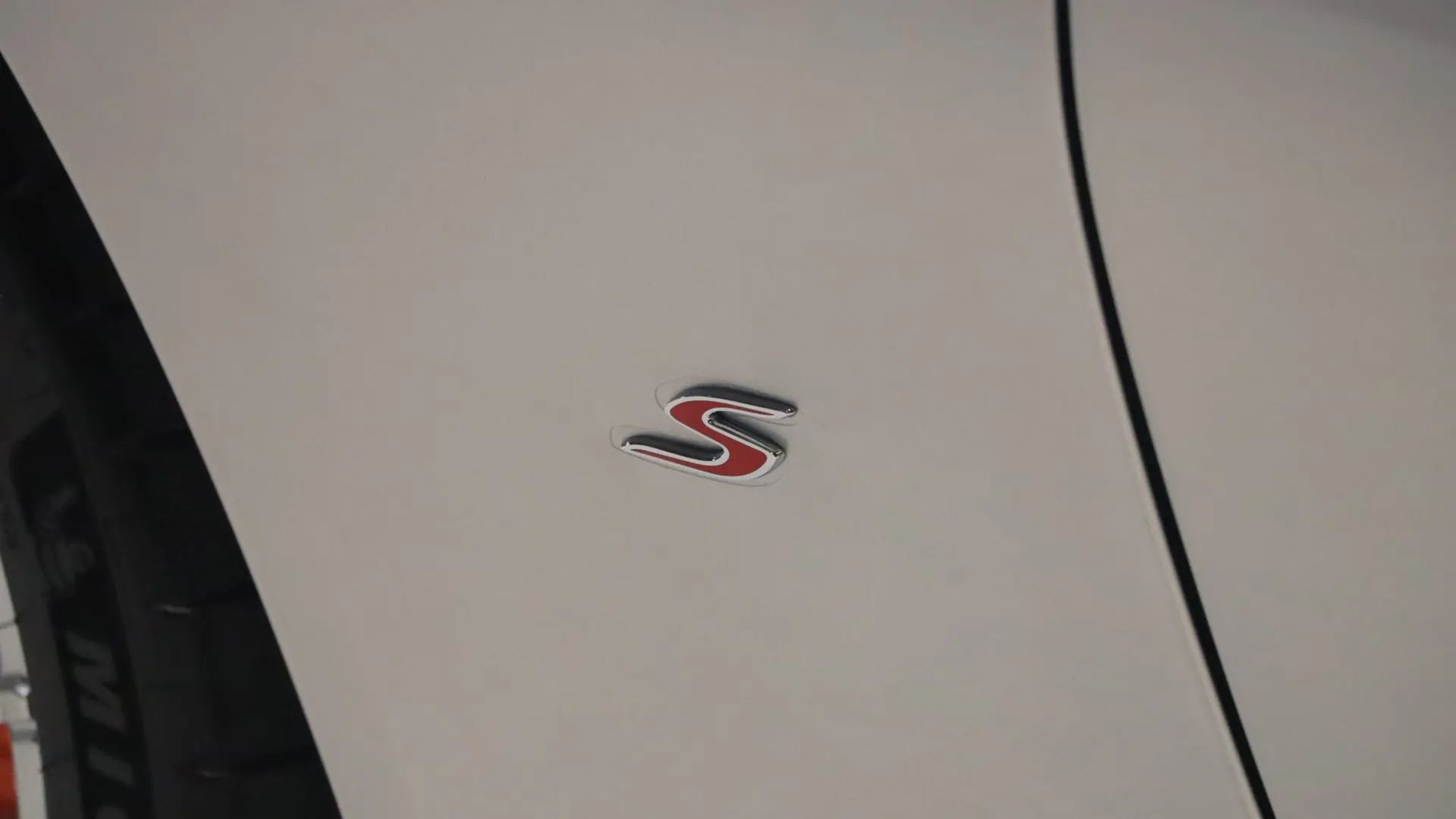 Aston Martin DB12 — photo 50