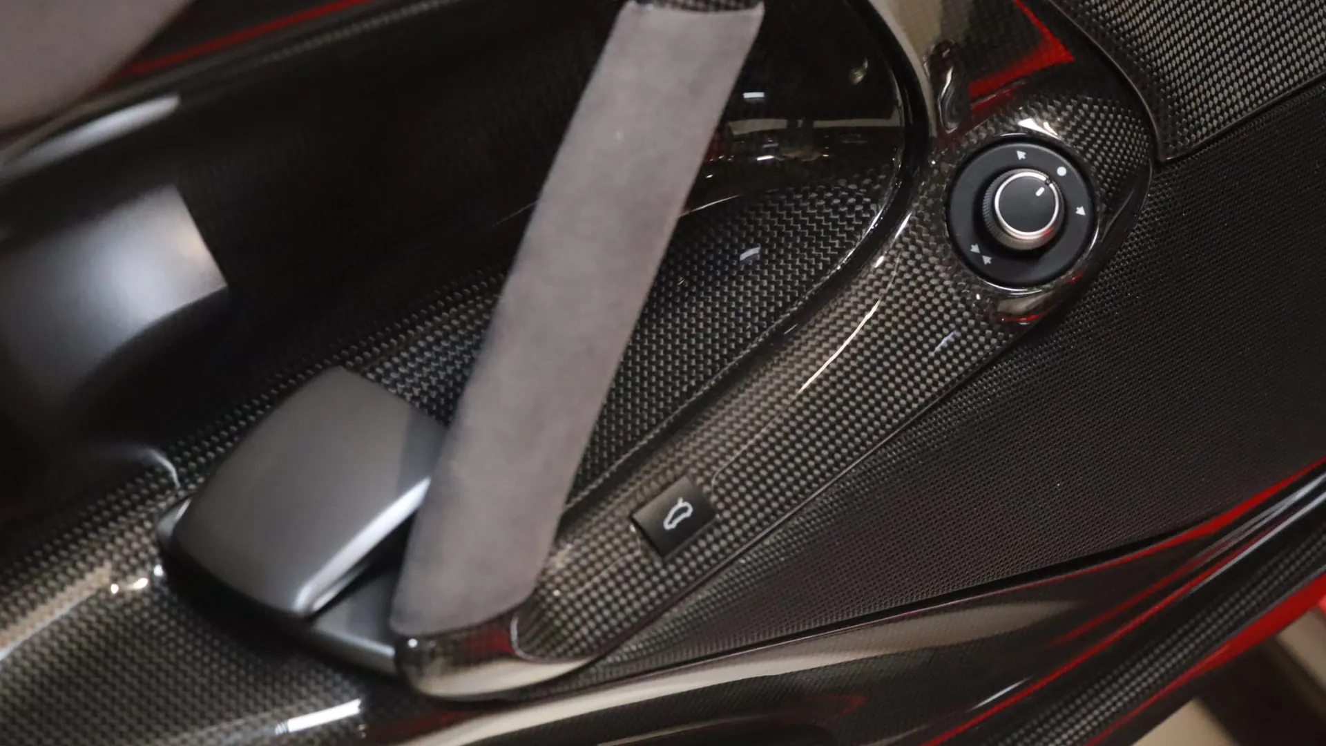 Ferrari 812 — photo 11