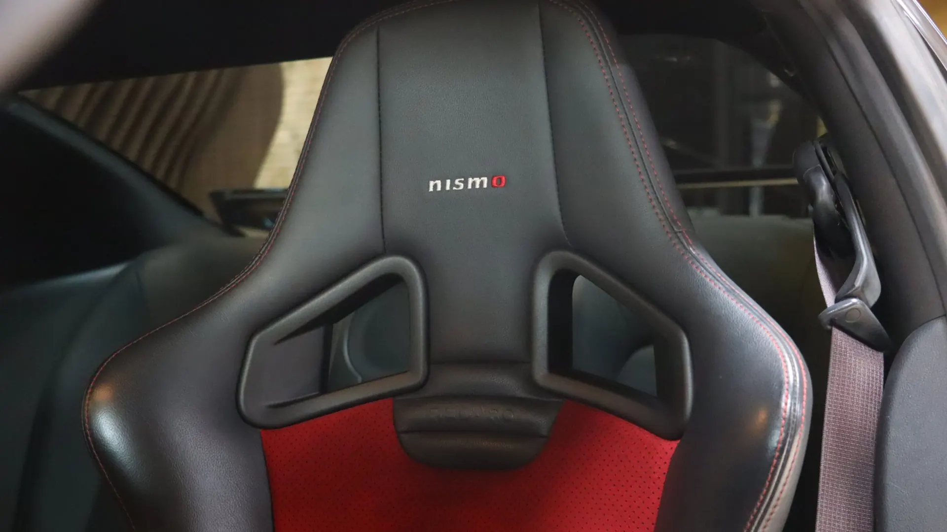 Nissan GT-R — photo 33