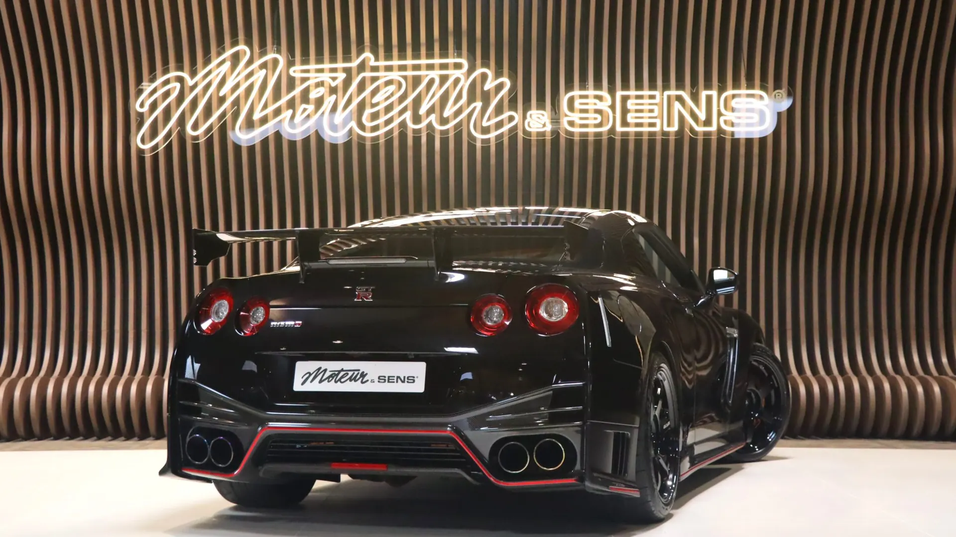 Nissan GT-R — photo 2
