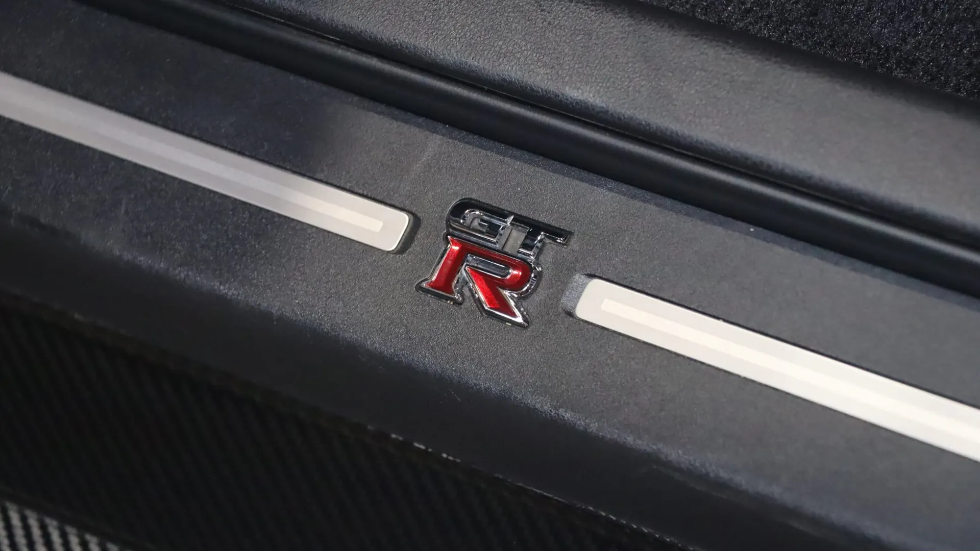 Nissan GT-R — photo 13