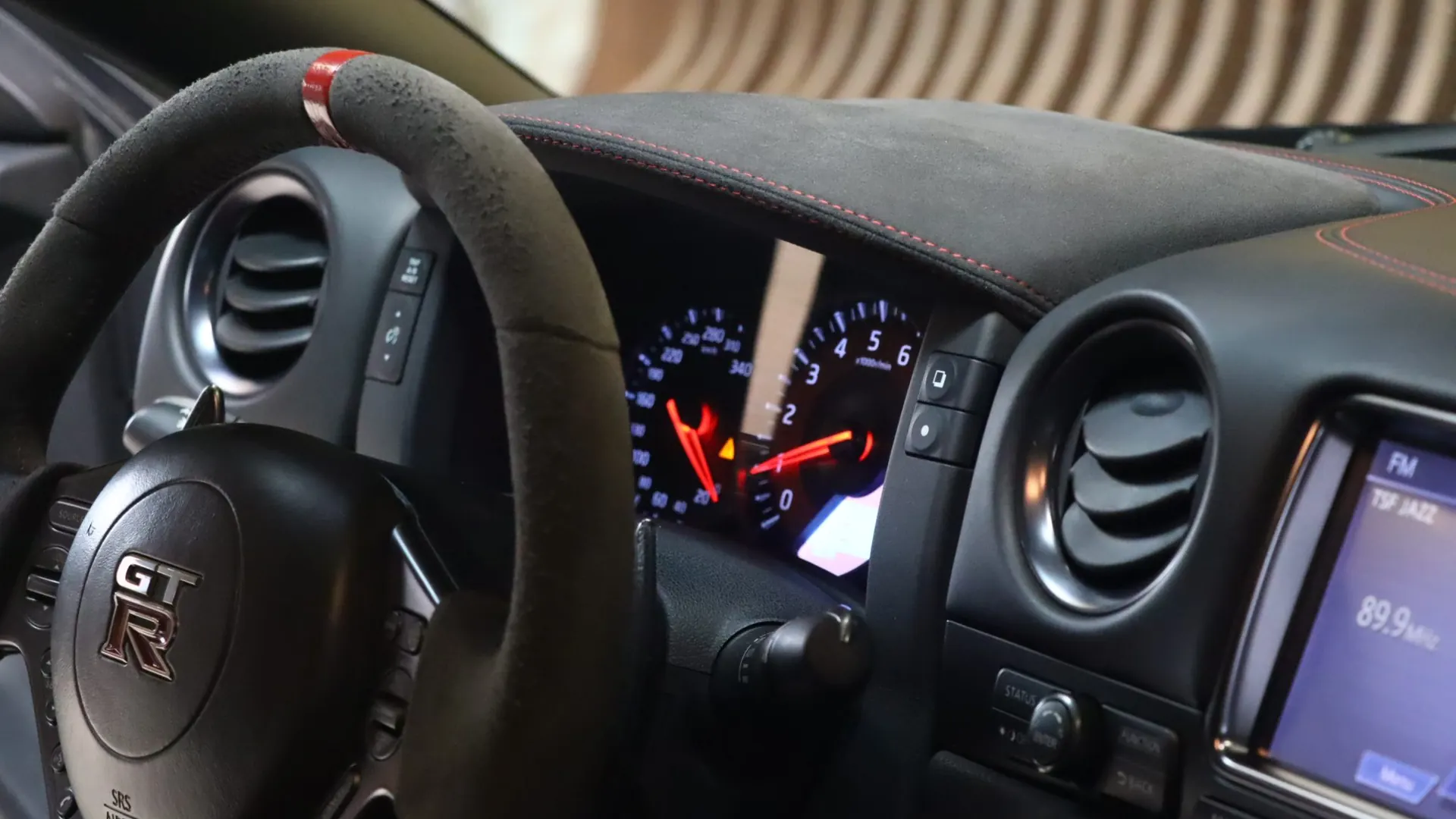 Nissan GT-R — photo 24