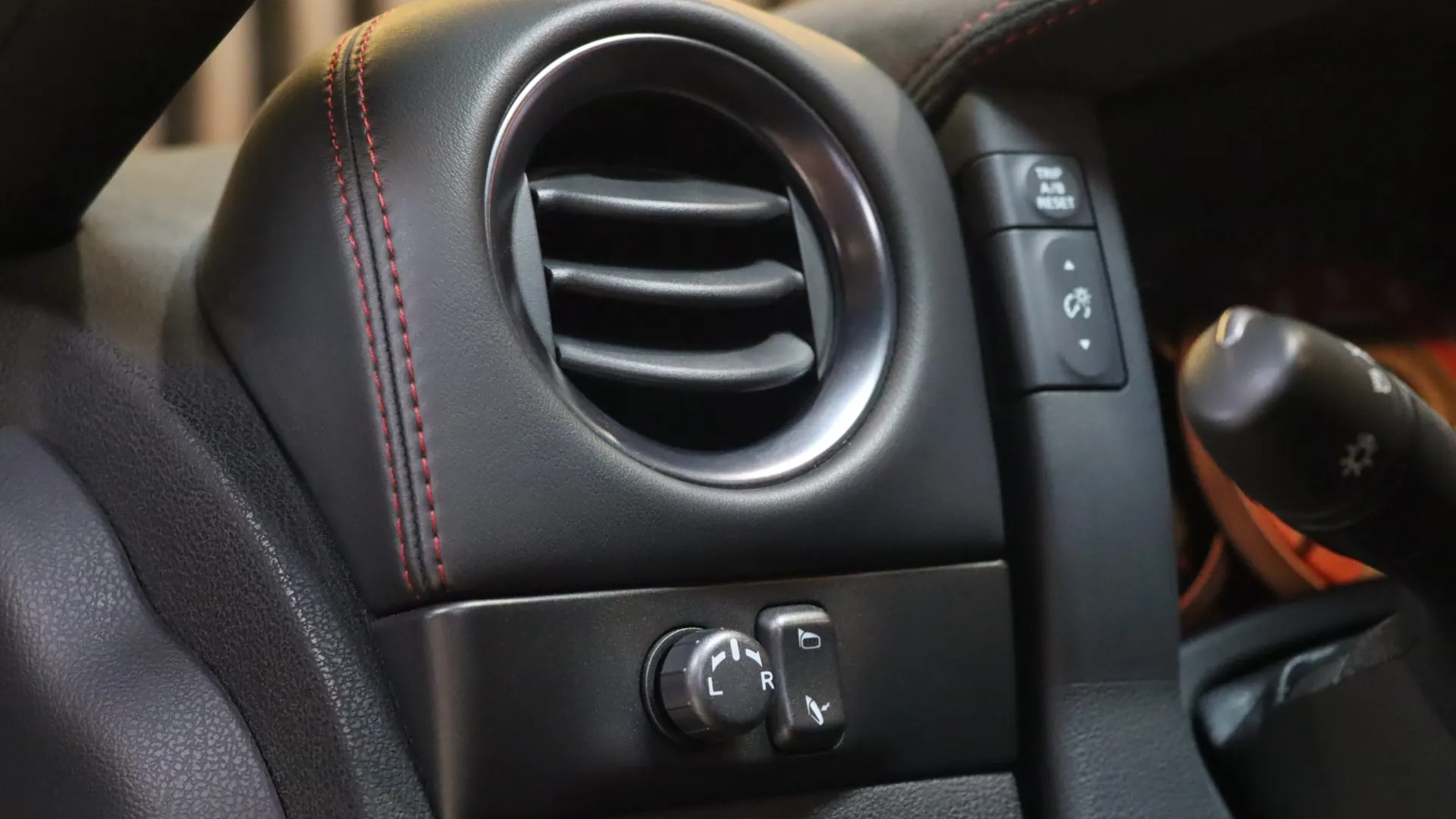 Nissan GT-R — photo 16
