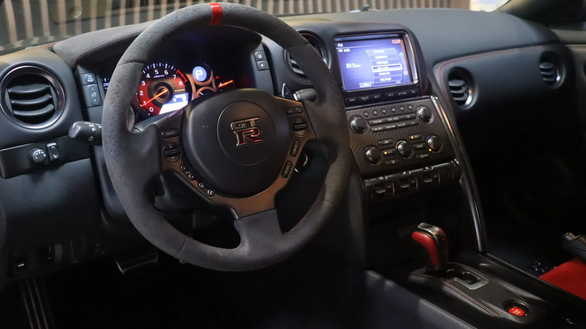 Nissan GT-R — photo 15