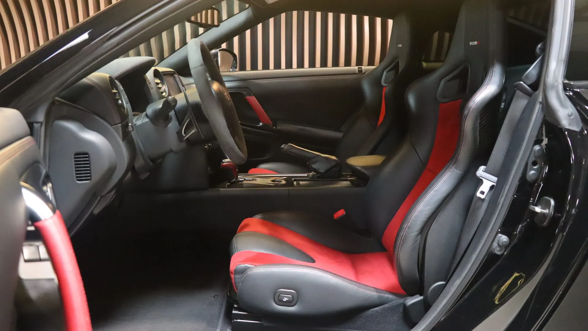 Nissan GT-R — photo 7