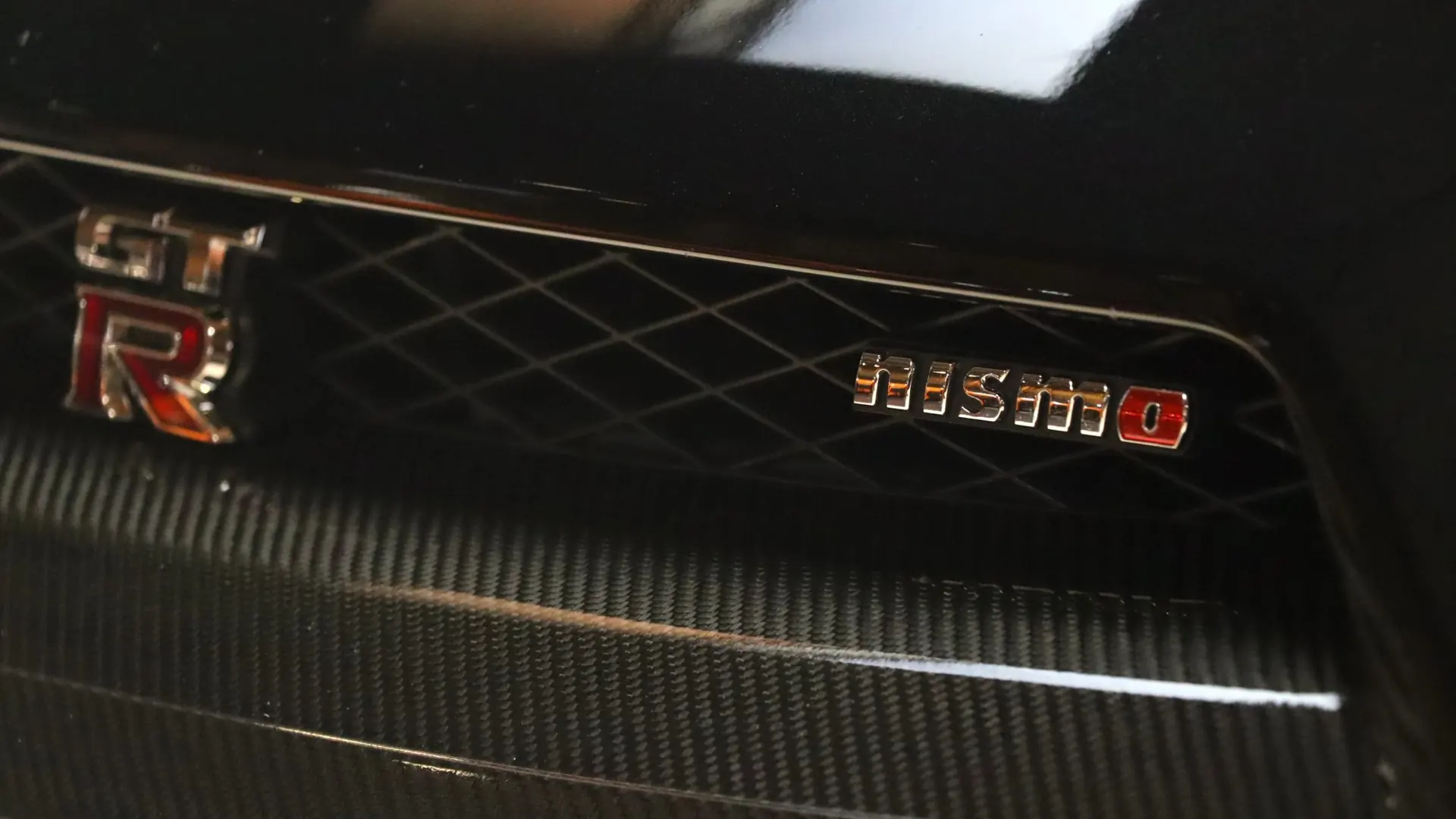 Nissan GT-R — photo 40