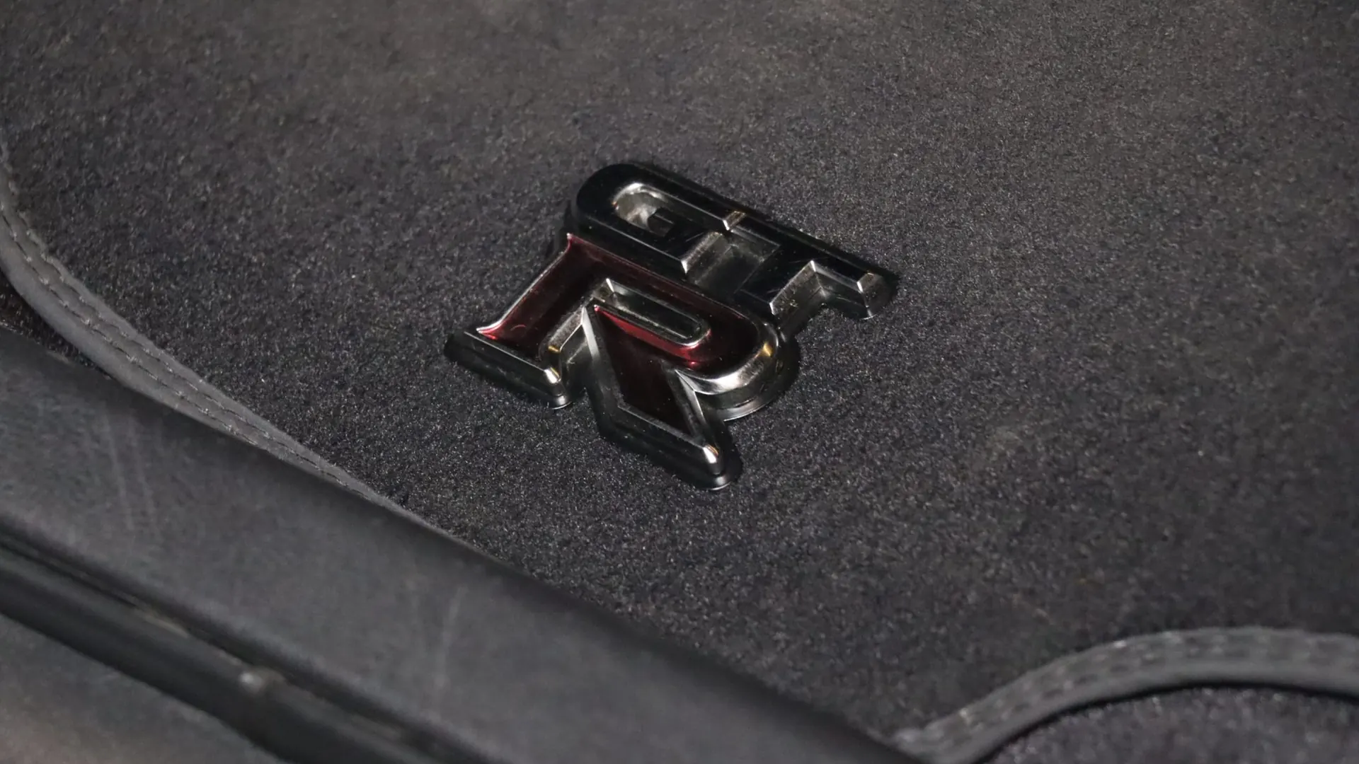 Nissan GT-R — photo 14
