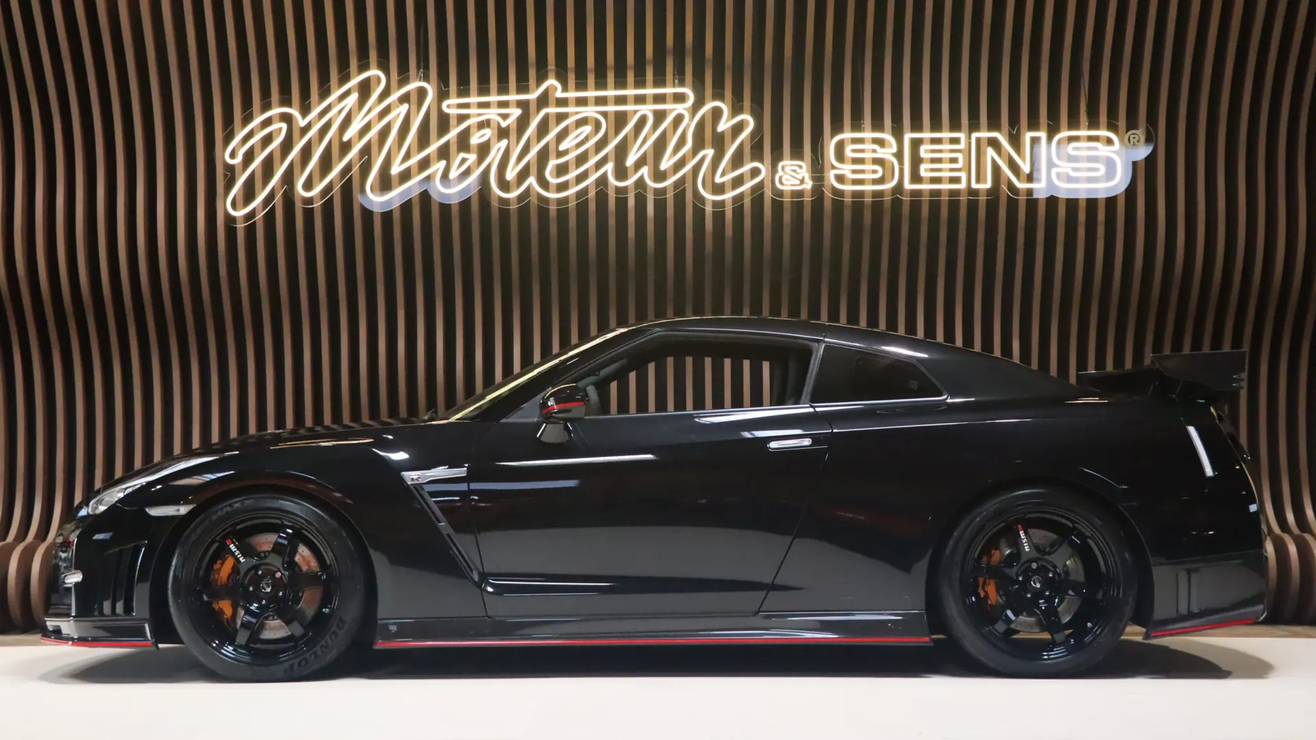 Nissan GT-R — photo 5