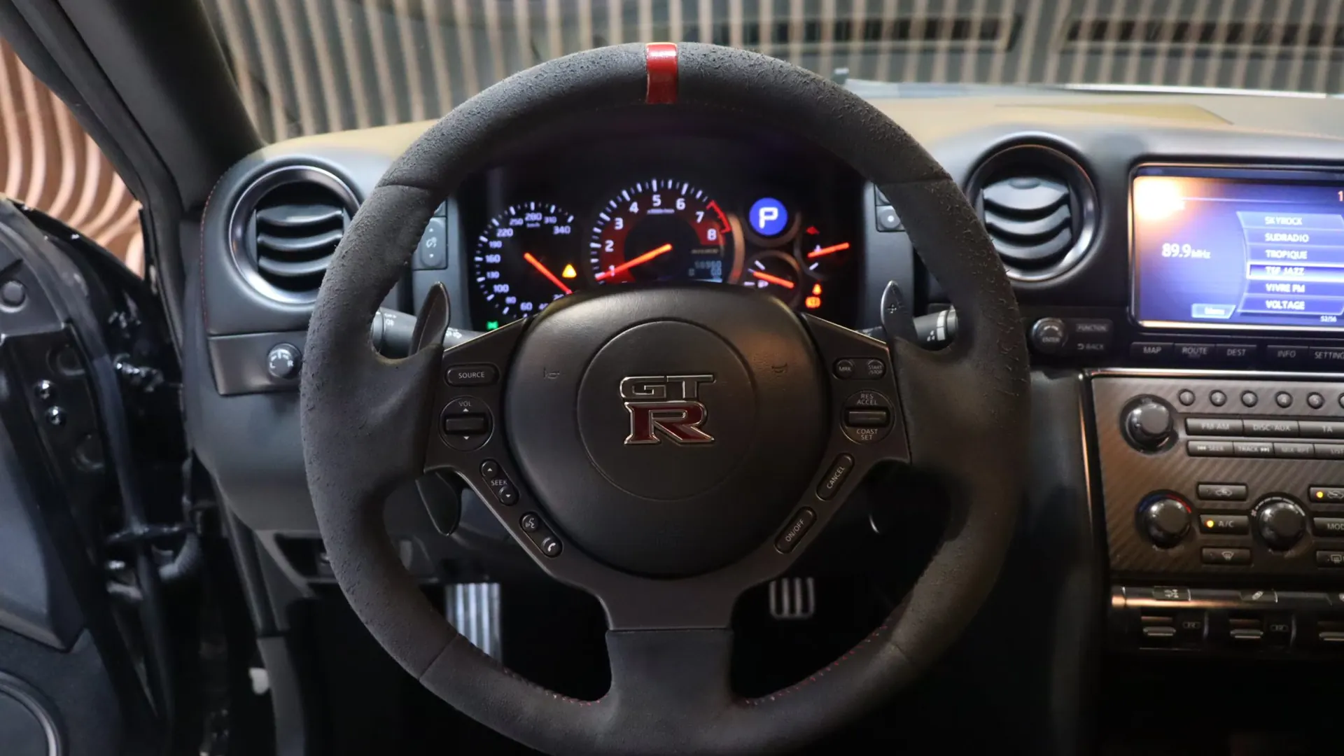 Nissan GT-R — photo 9