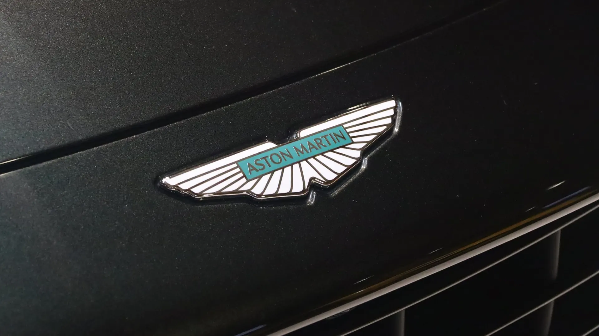 Aston Martin DB12 — photo 36