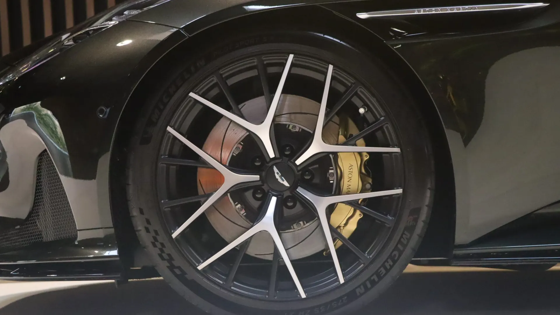 Aston Martin DB12 — photo 40