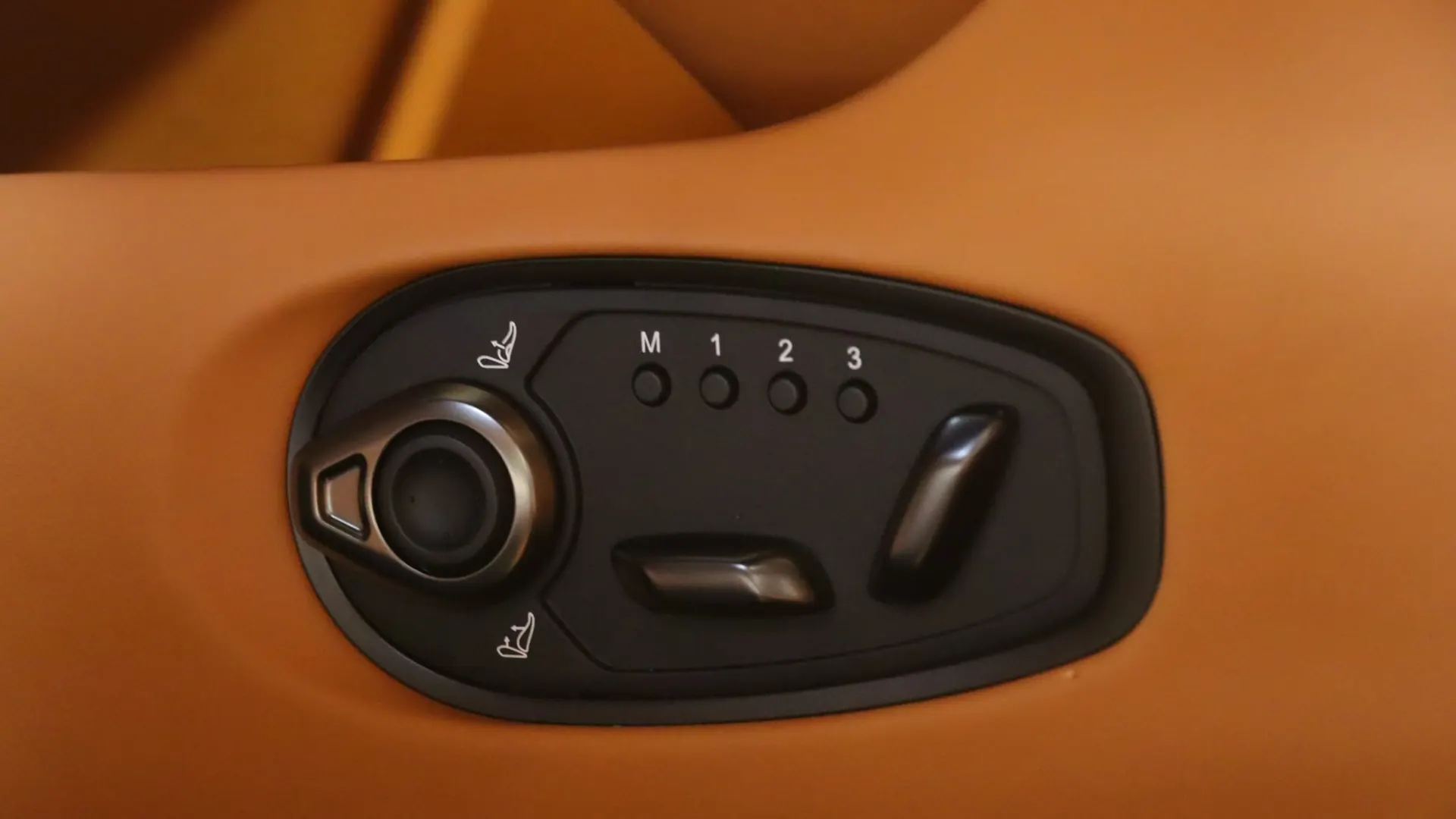 Aston Martin DB12 — photo 30