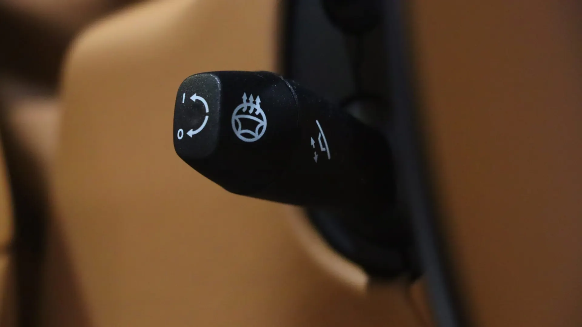 Aston Martin DB12 — photo 17
