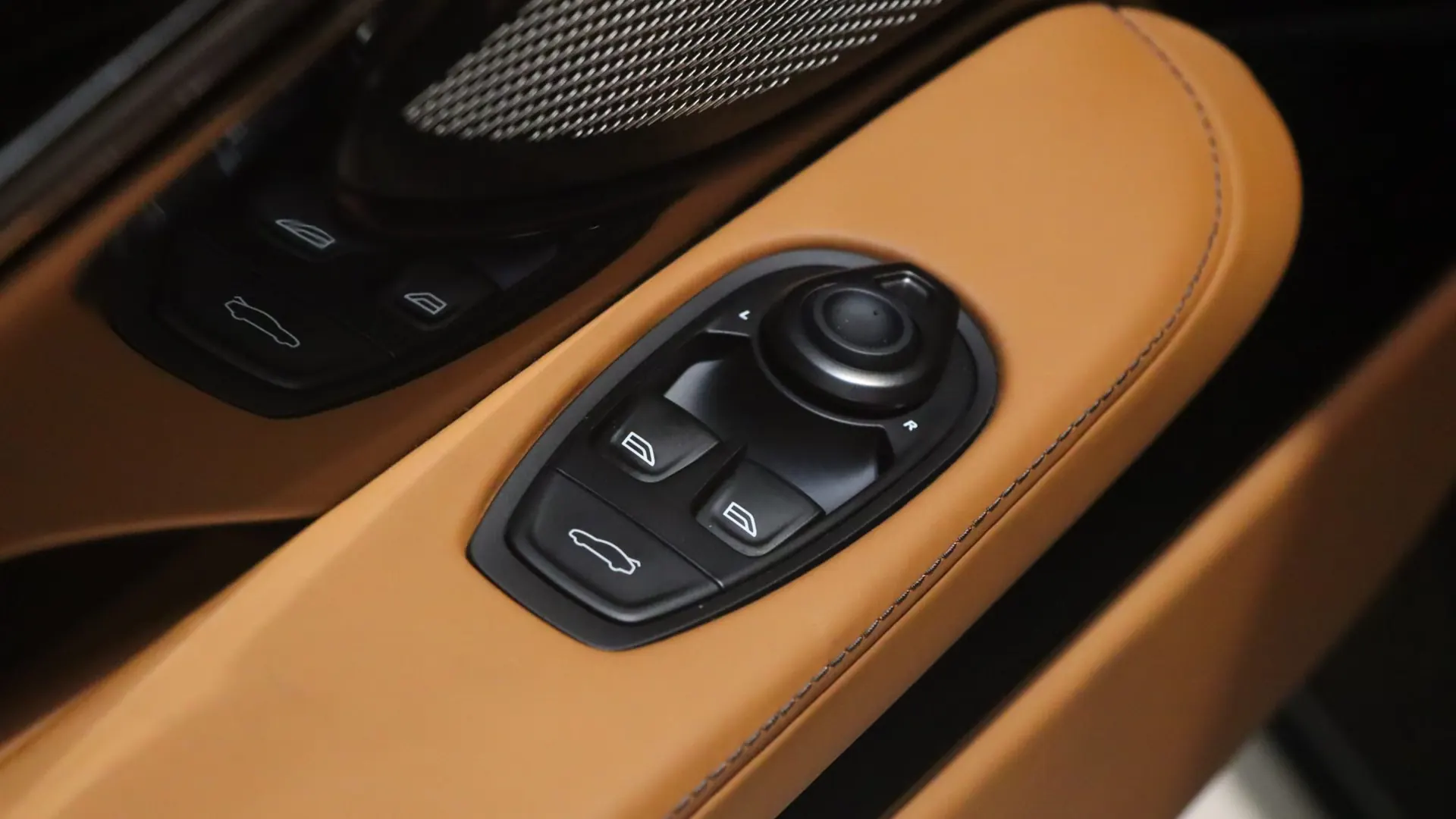 Aston Martin DB12 — photo 12