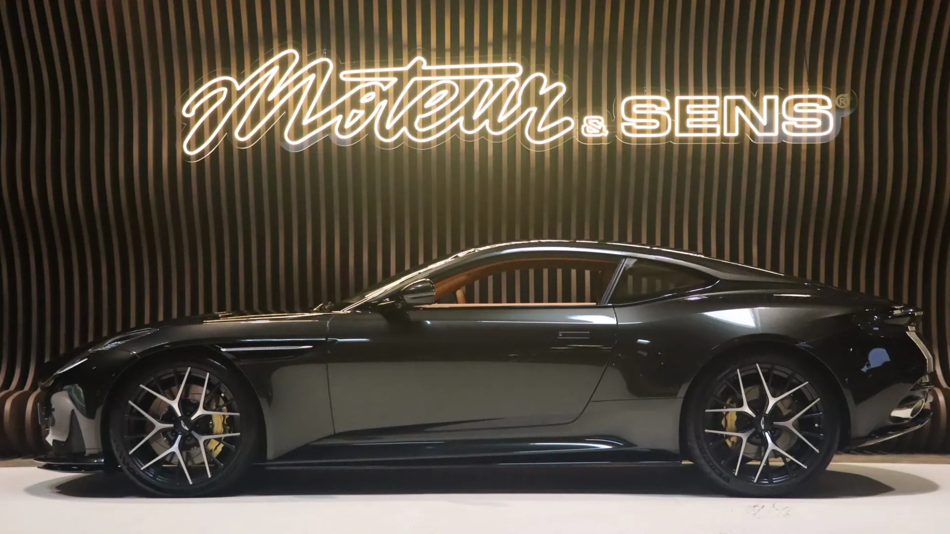 Aston Martin DB12 — photo 5