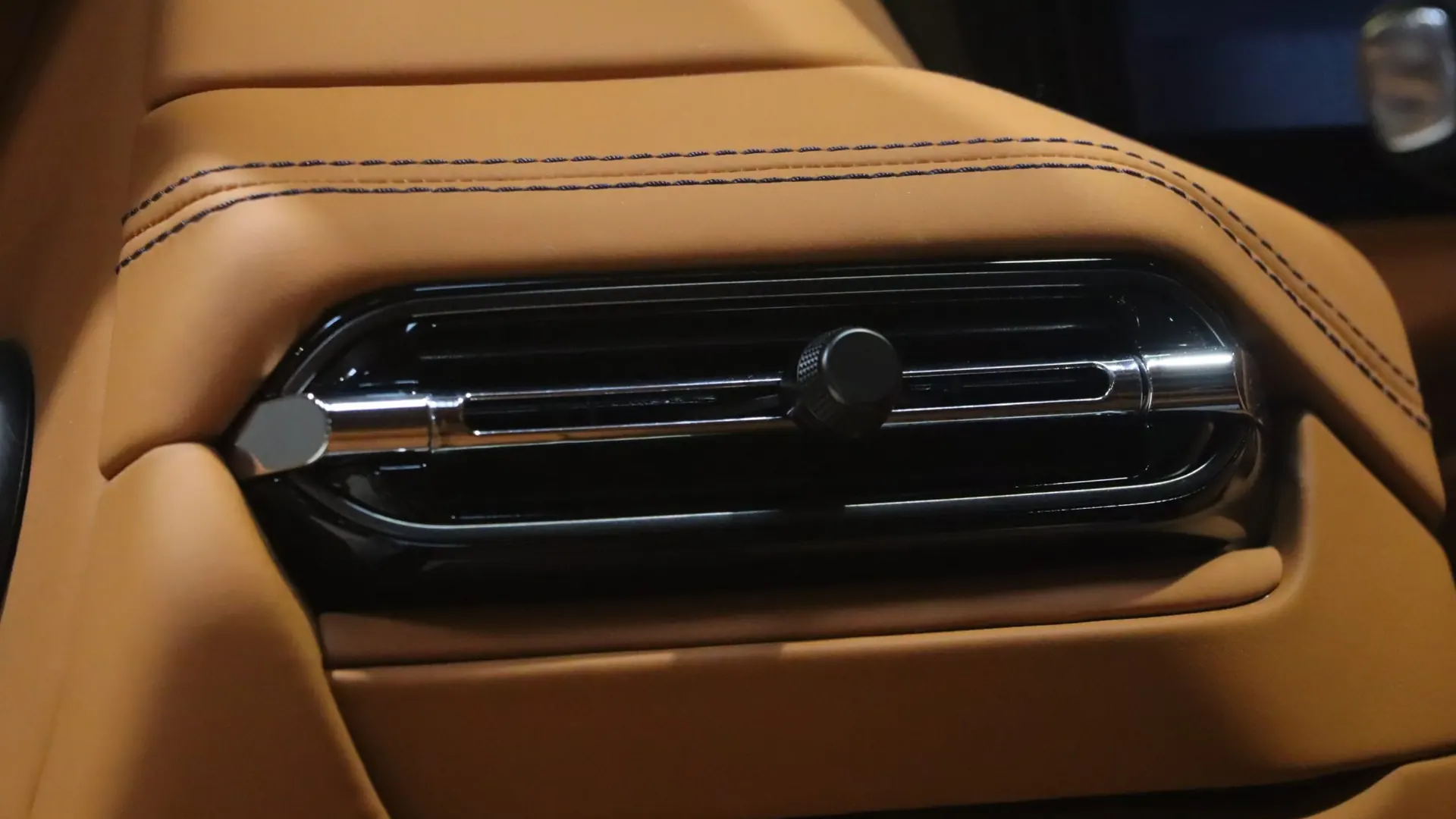 Aston Martin DB12 — photo 15