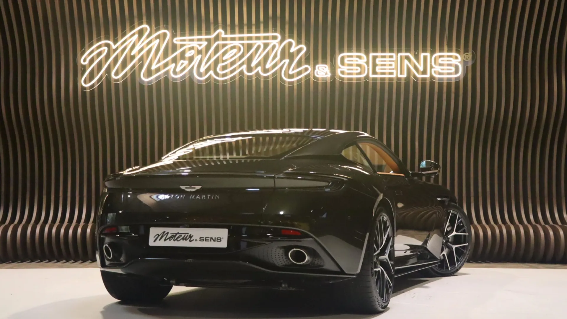Aston Martin DB12 — photo 2