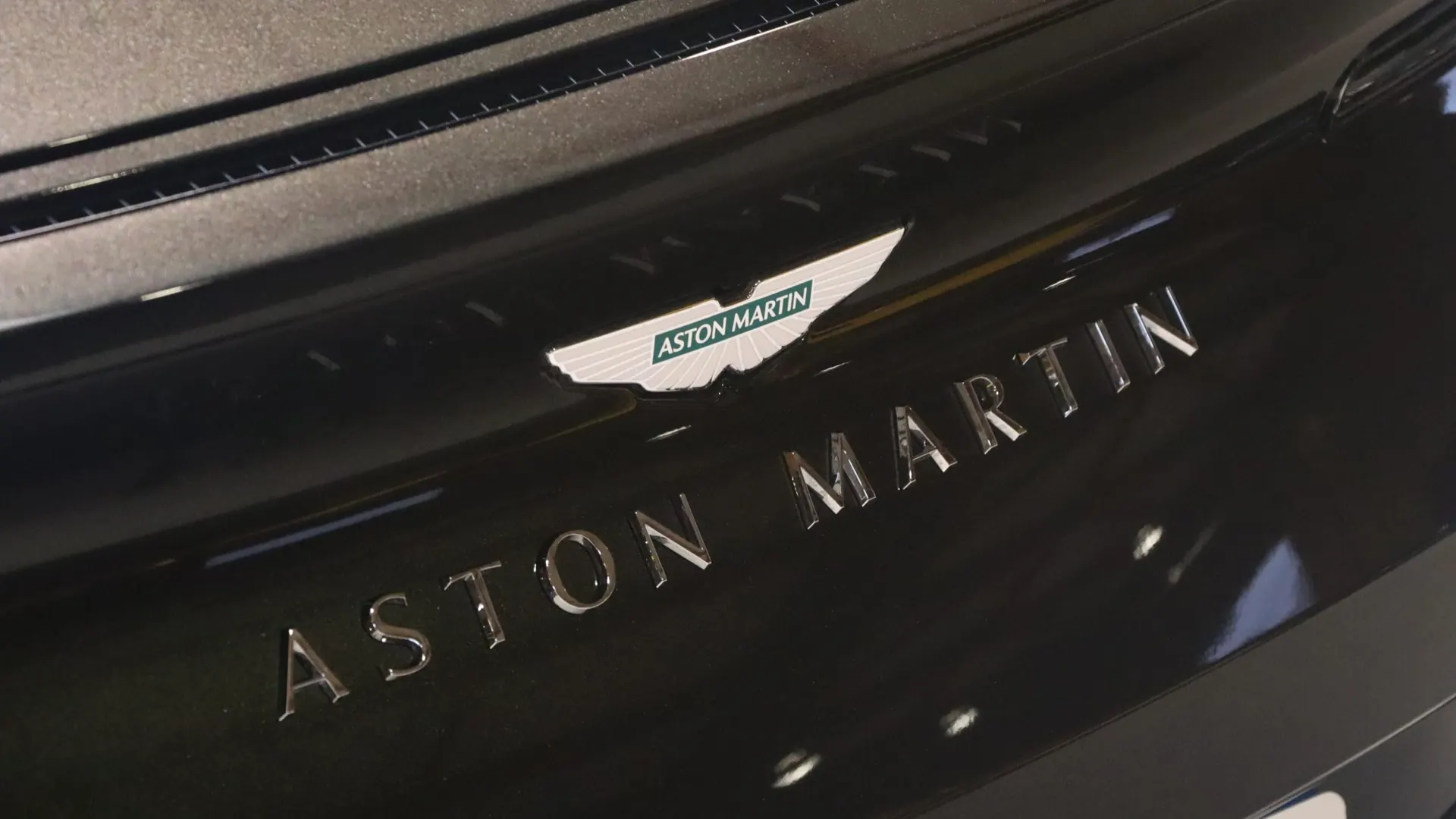 Aston Martin DB12 — photo 44