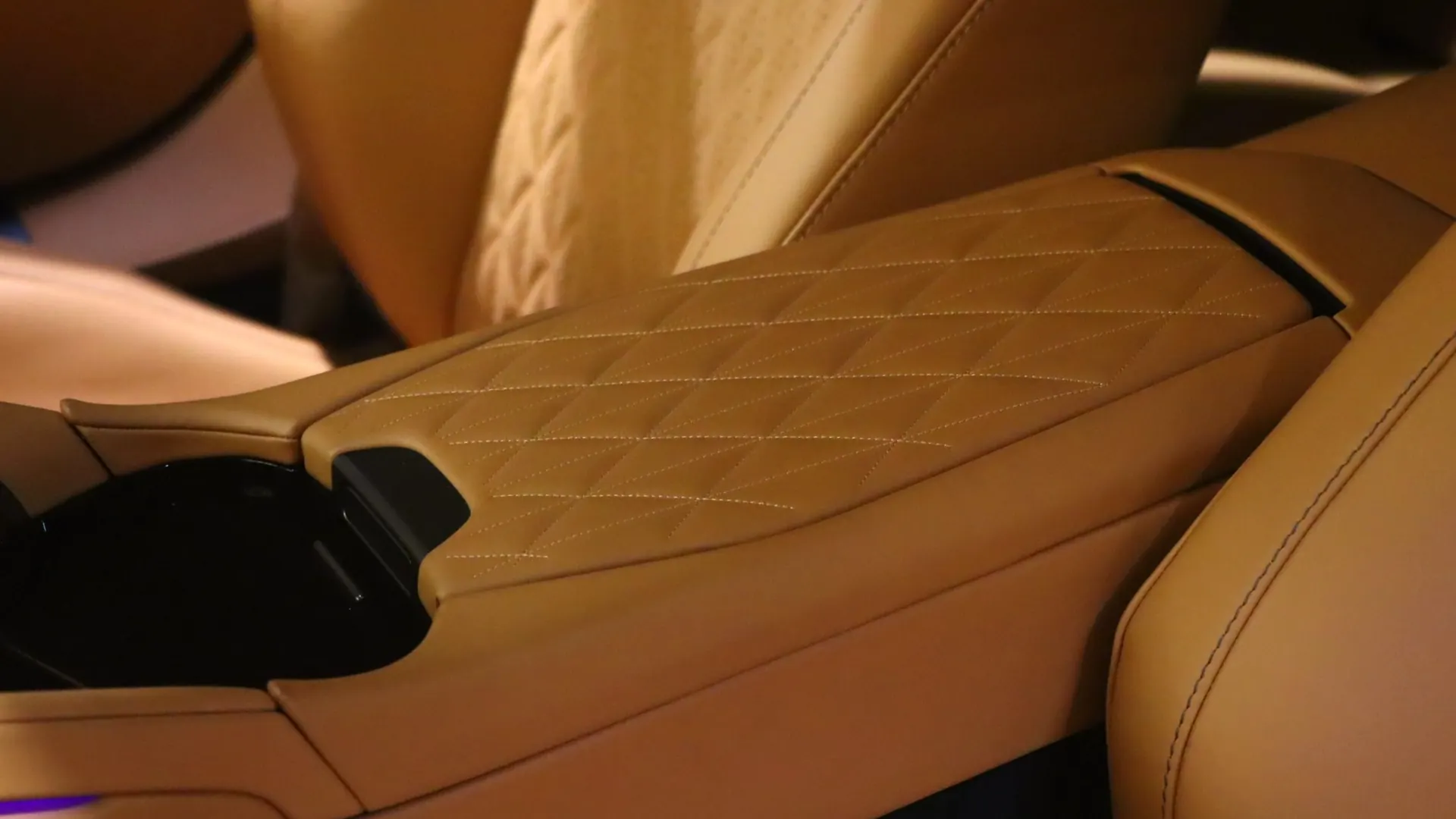 Aston Martin DB12 — photo 28