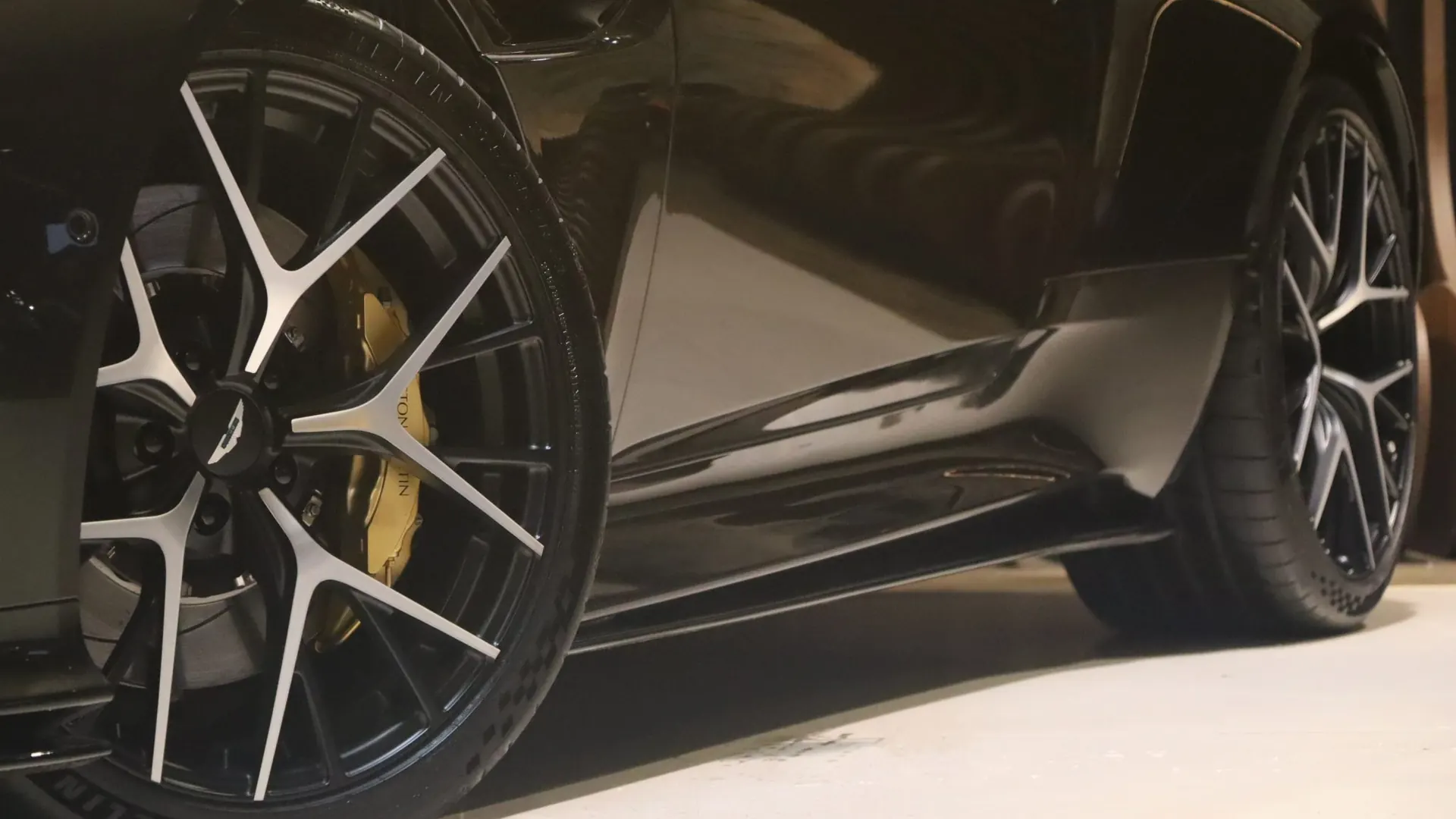 Aston Martin DB12 — photo 39