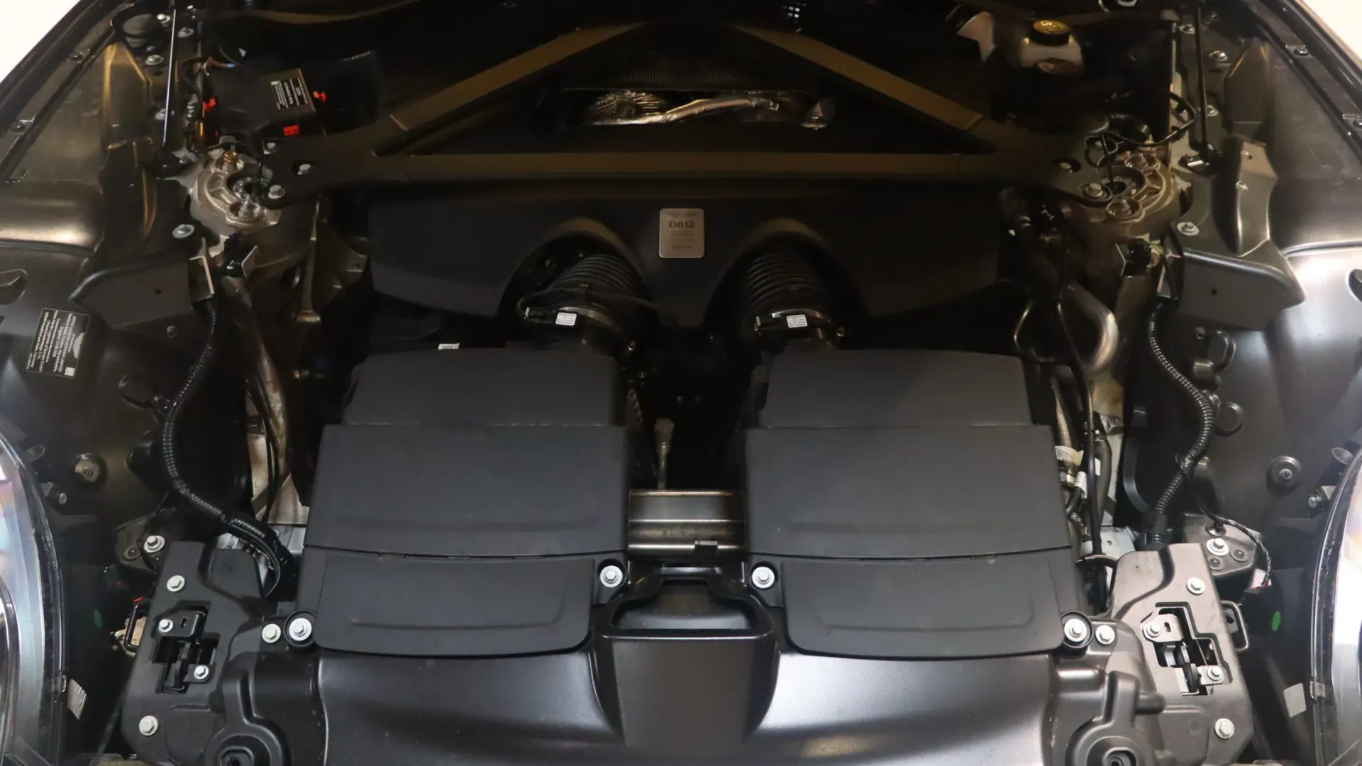 Aston Martin DB12 — photo 37