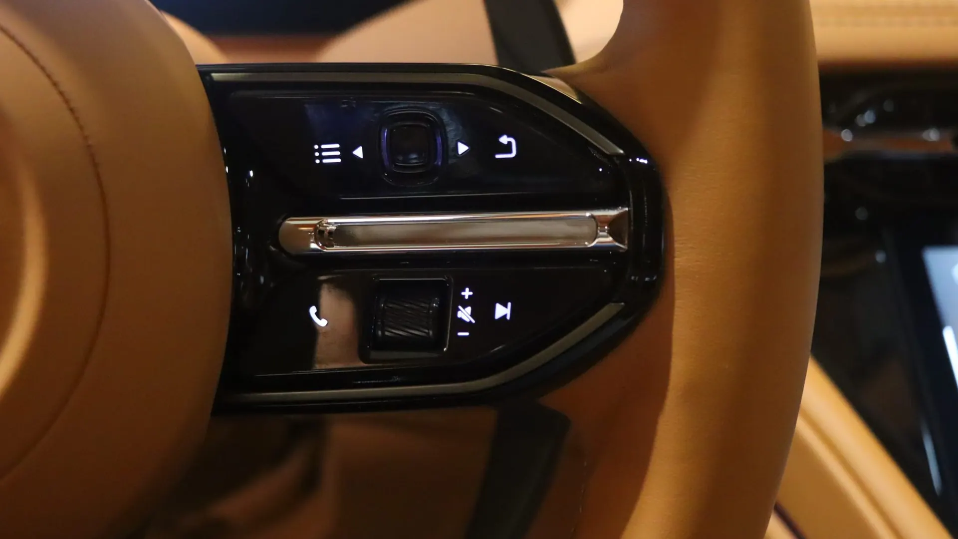 Aston Martin DB12 — photo 19