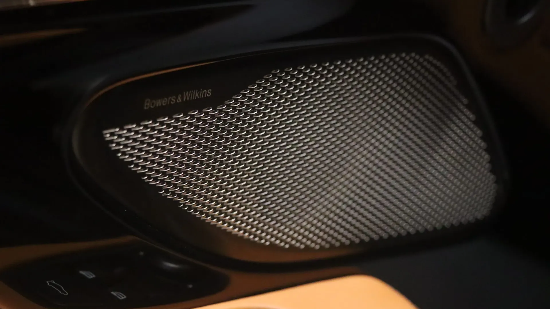 Aston Martin DB12 — photo 11