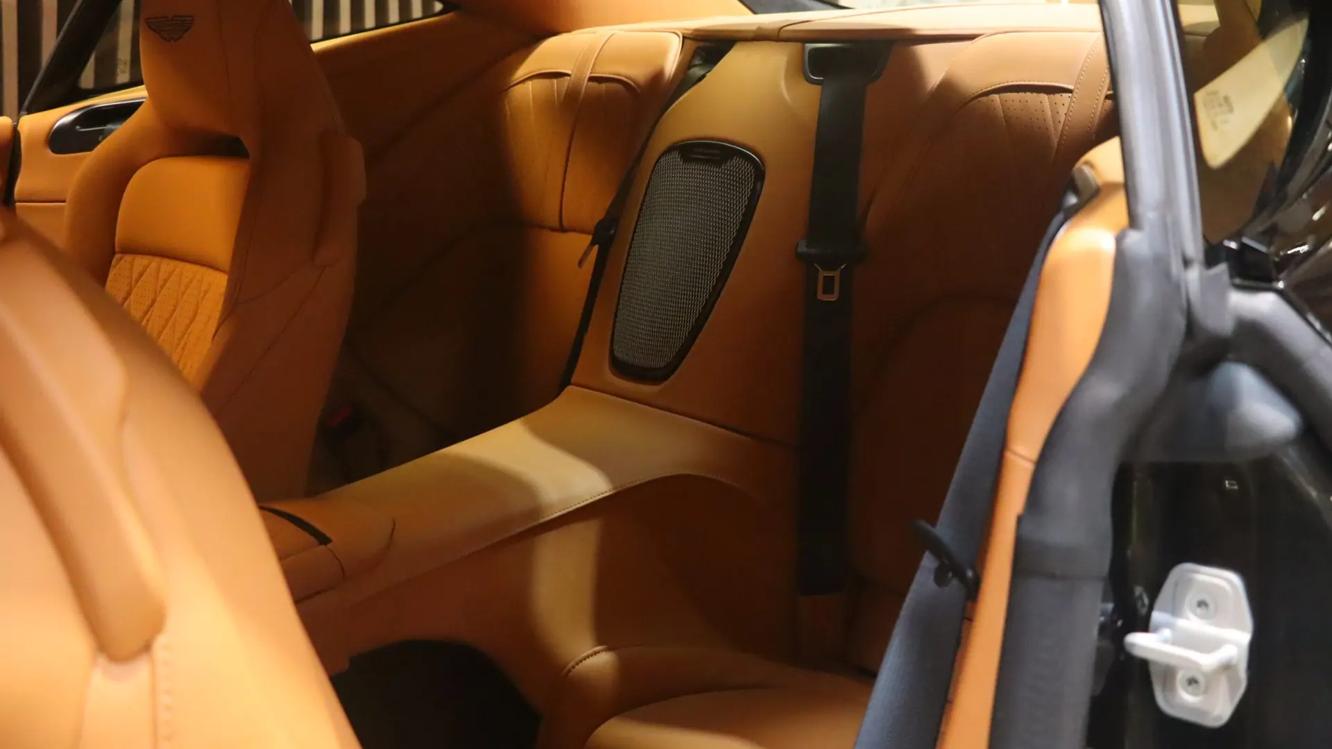 Aston Martin DB12 — photo 31
