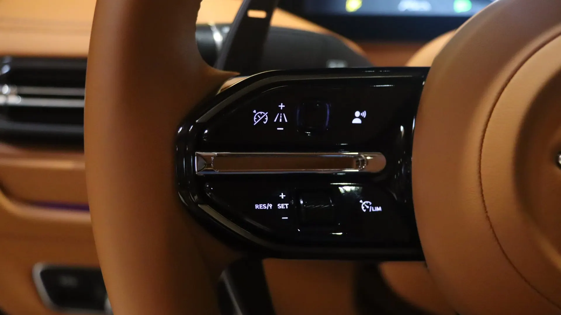 Aston Martin DB12 — photo 18