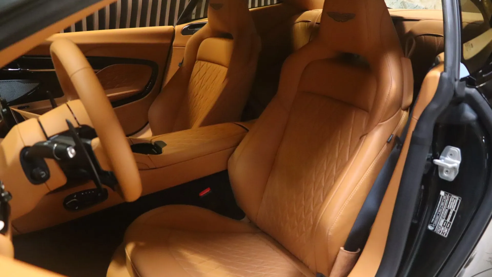 Aston Martin DB12 — photo 6