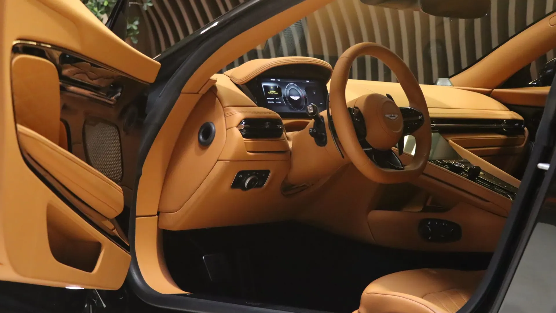 Aston Martin DB12 — photo 8