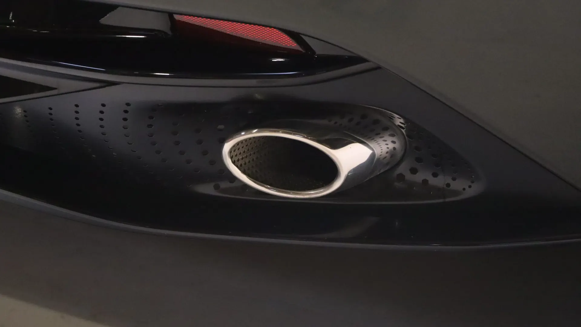 Aston Martin DB12 — photo 45