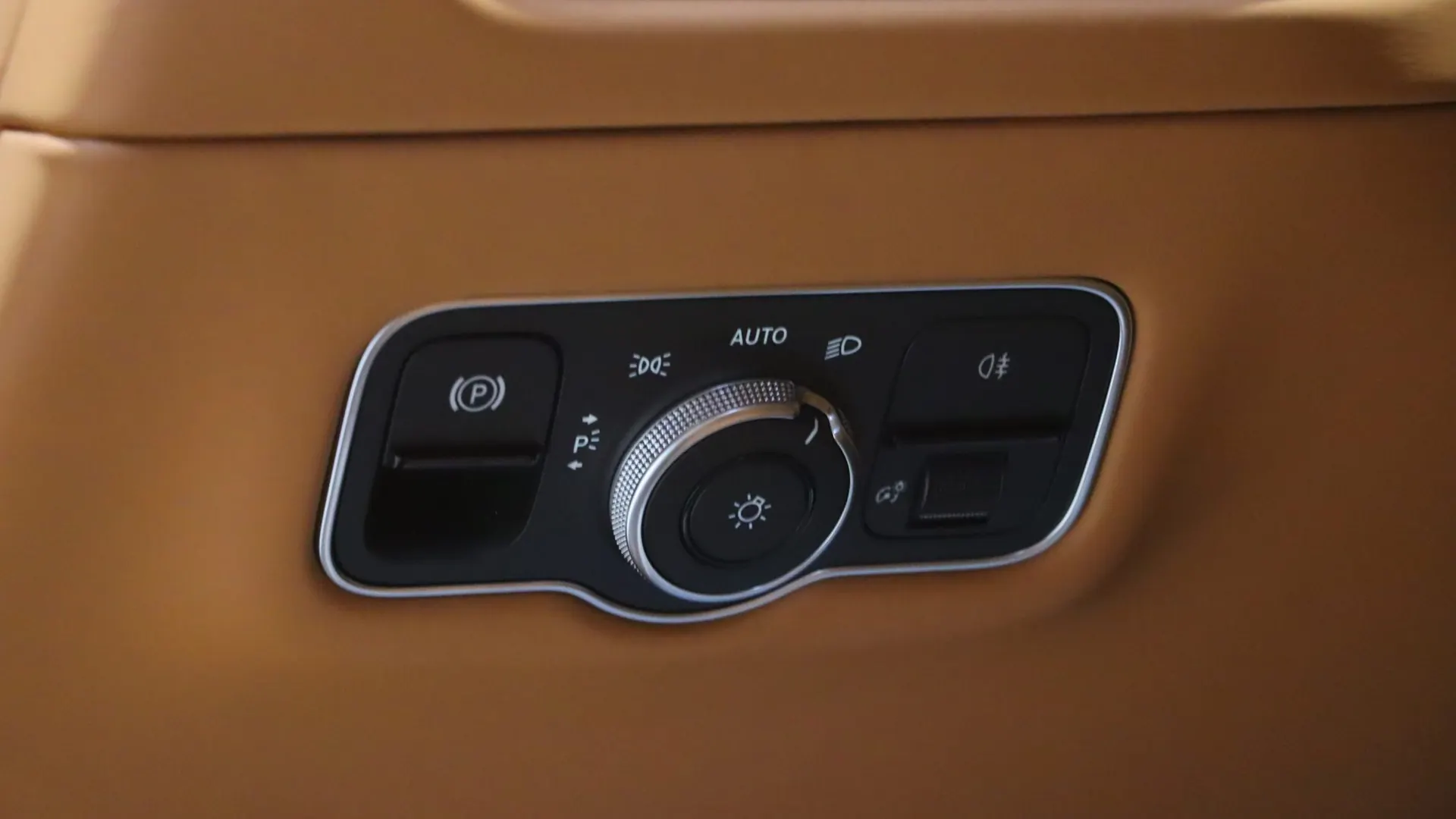 Aston Martin DB12 — photo 16