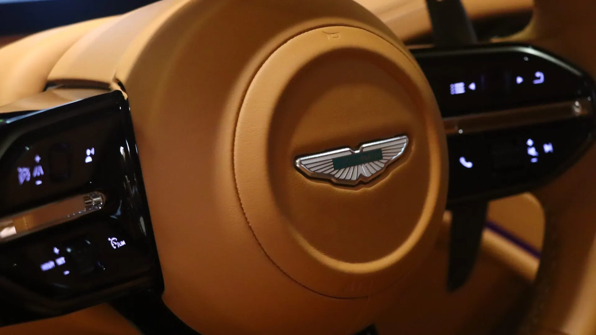 Aston Martin DB12 — photo 22
