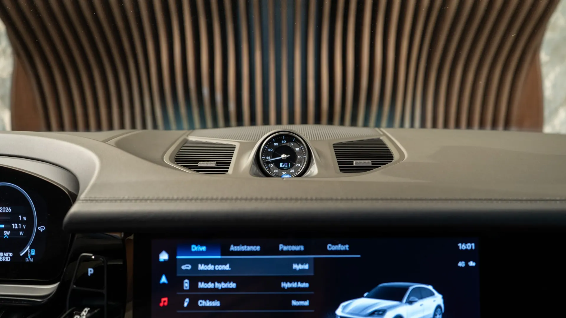 Porsche Cayenne — photo 26