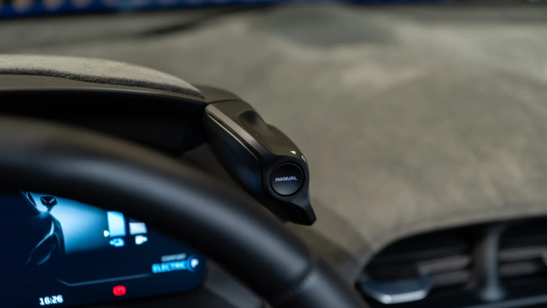 McLaren Artura — photo 16