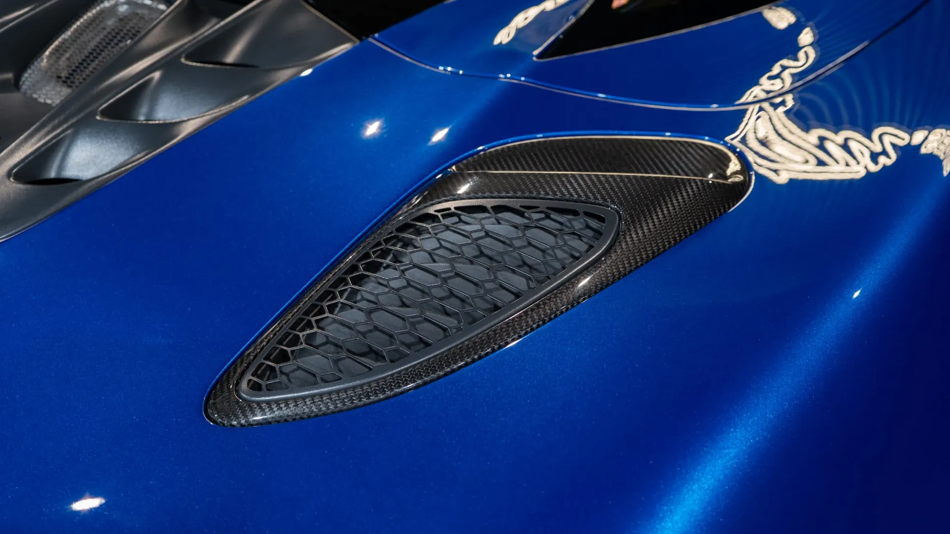 McLaren Artura — photo 36