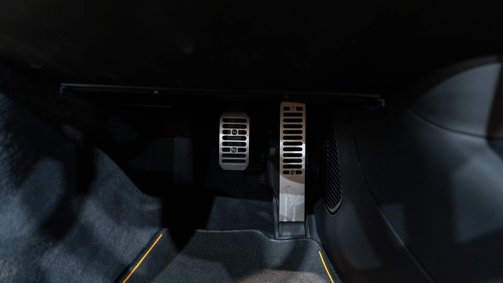 McLaren Artura — photo 19
