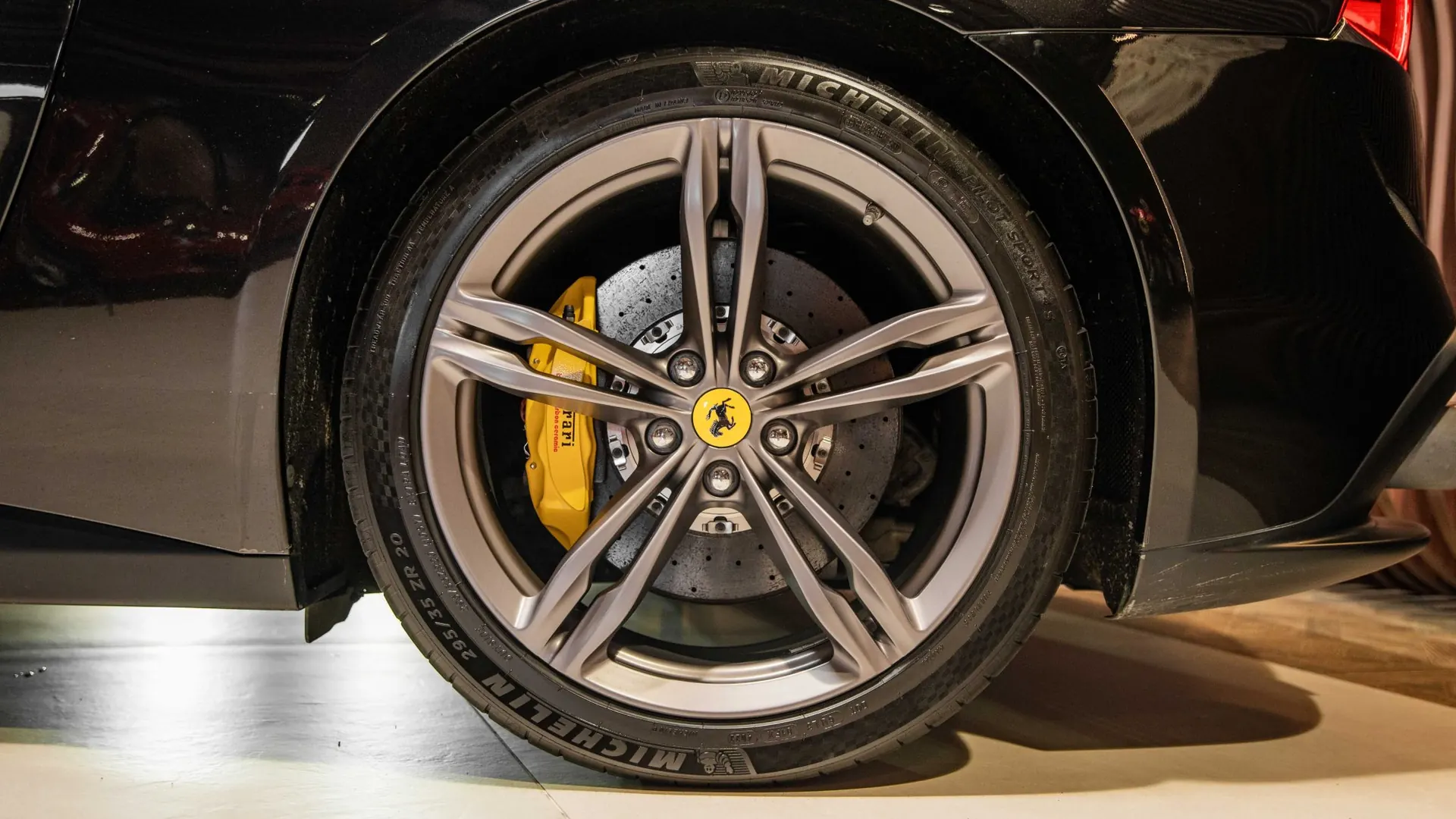 Ferrari GTC4Lusso — photo 39