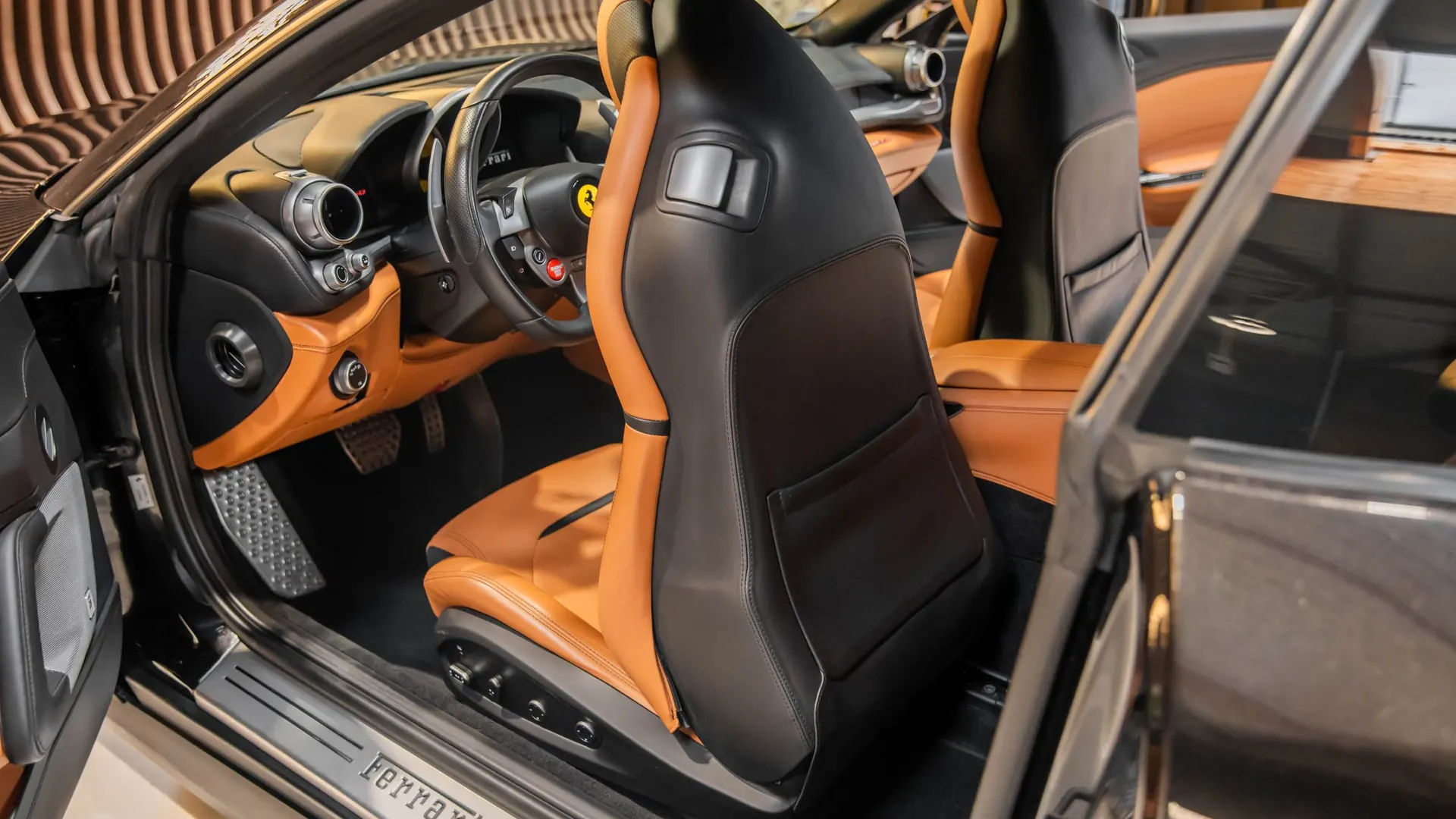 Ferrari GTC4Lusso — photo 18