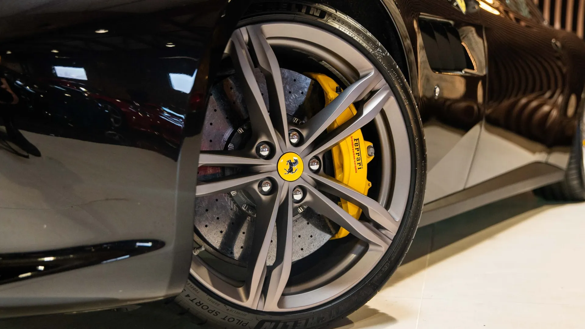Ferrari GTC4Lusso — photo 40