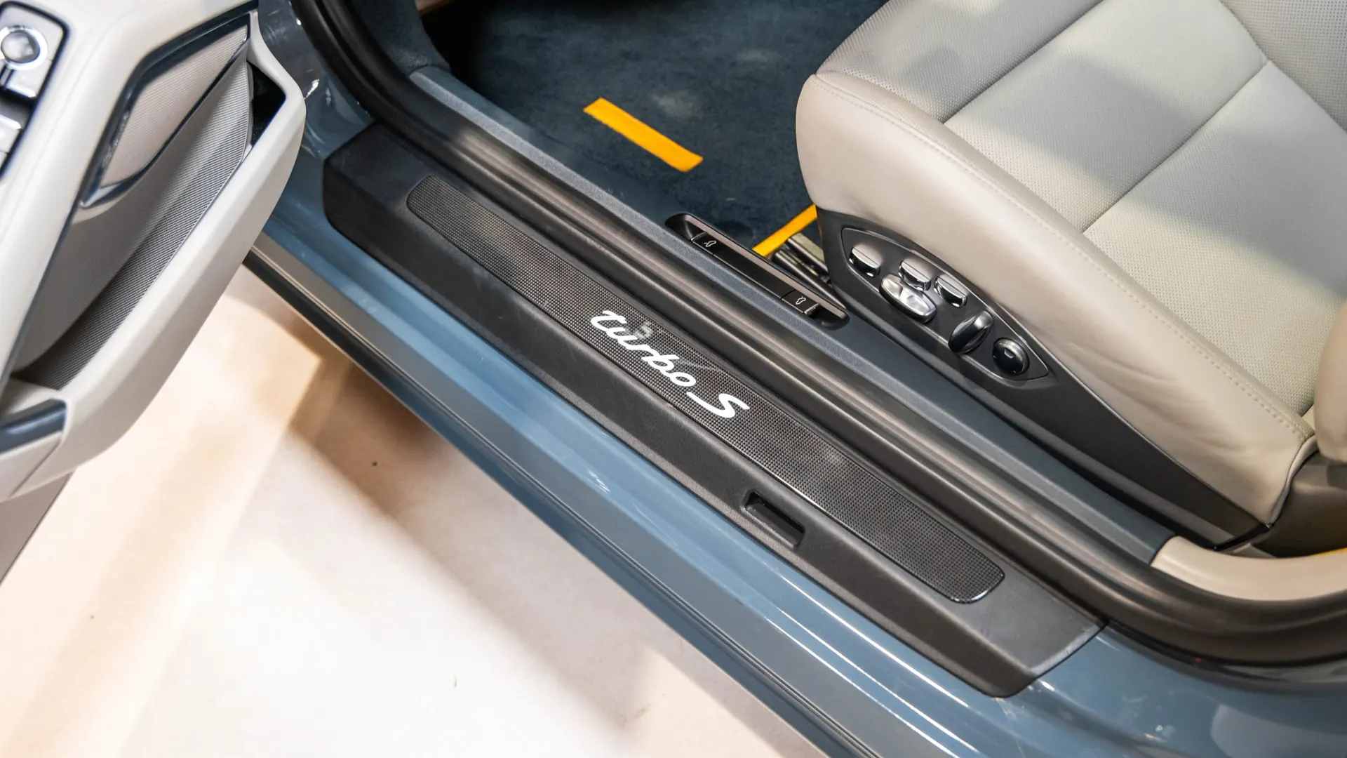 Porsche 911 — photo 27
