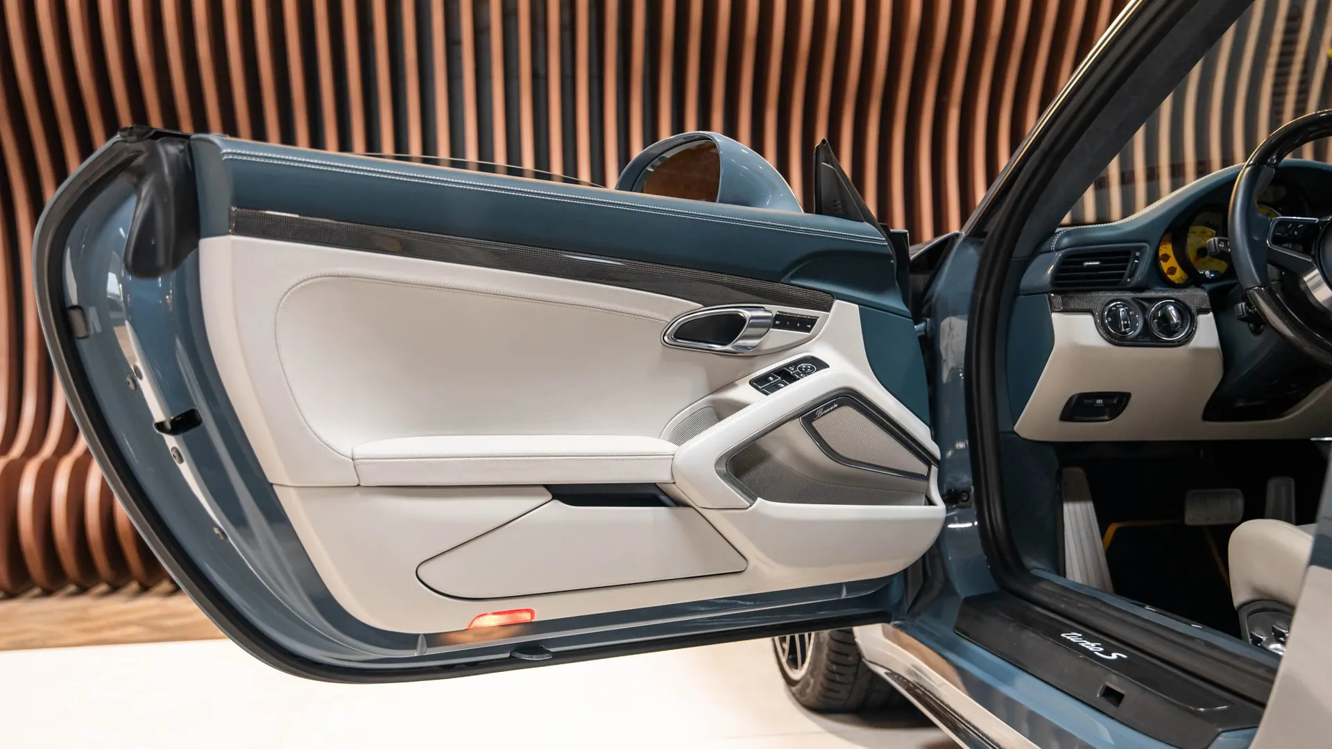 Porsche 911 — photo 25