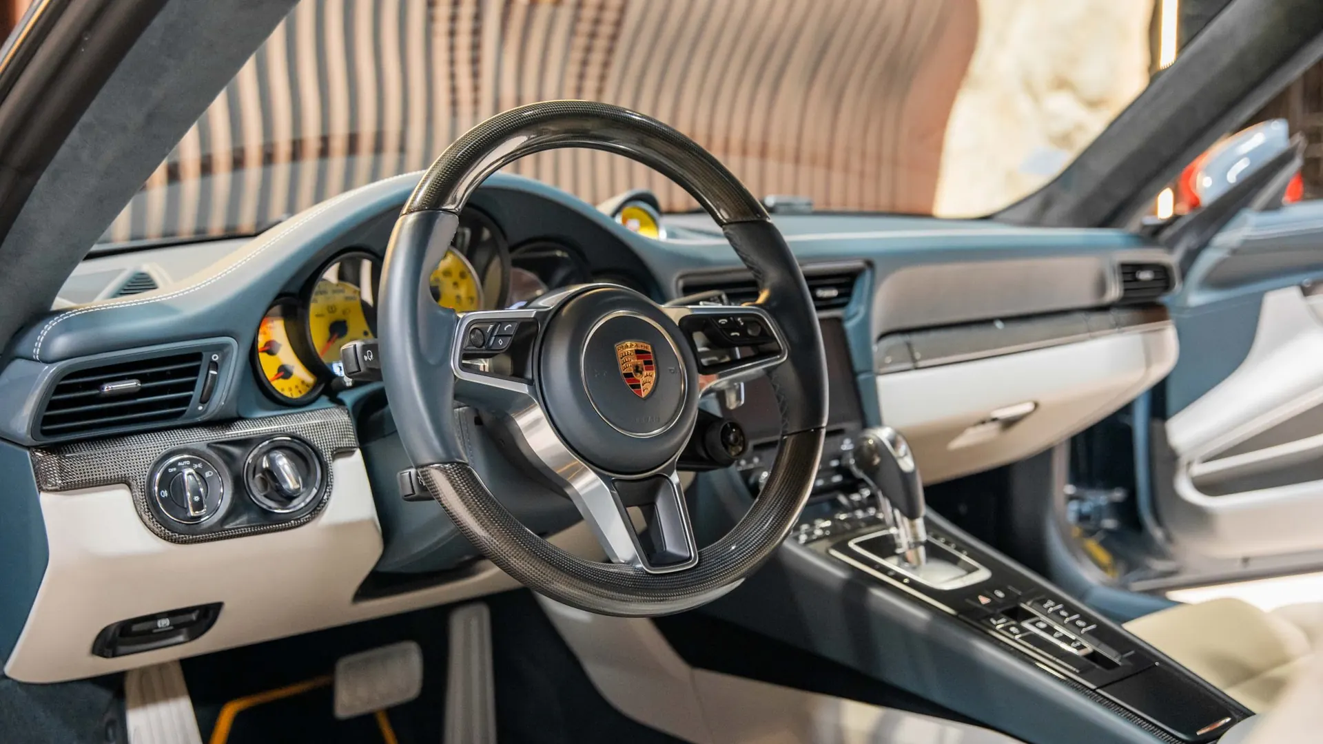 Porsche 911 — photo 32