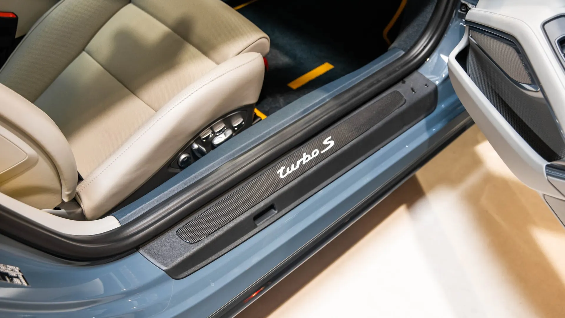 Porsche 911 — photo 28