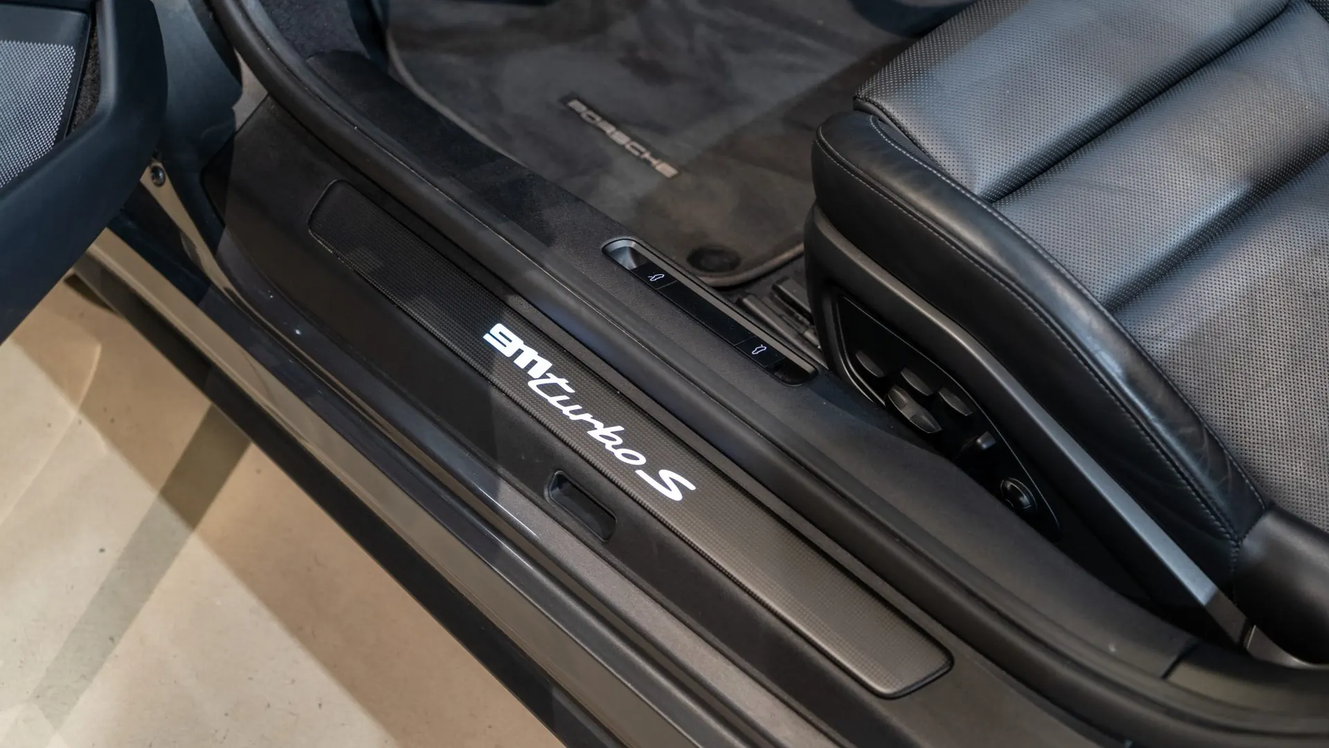 Porsche 911 — photo 16