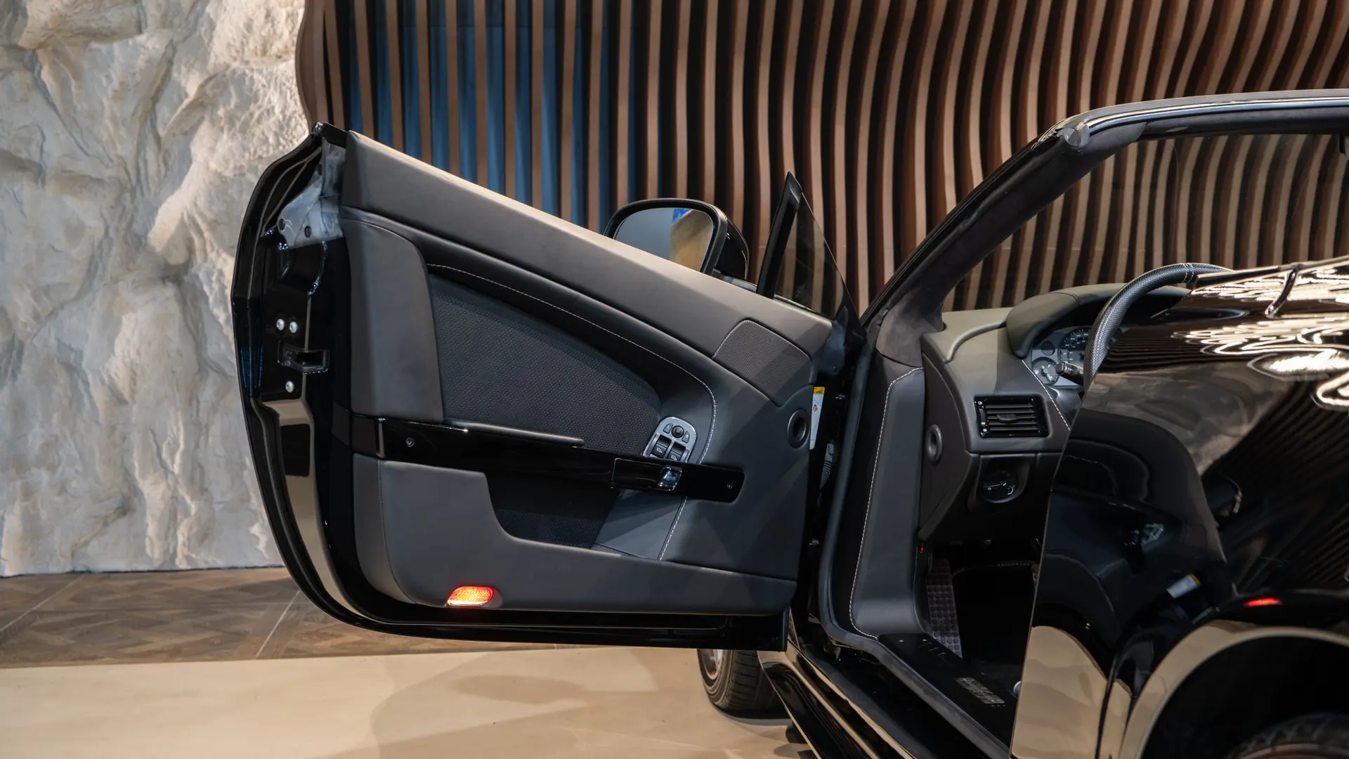 Aston Martin V8 — photo 8