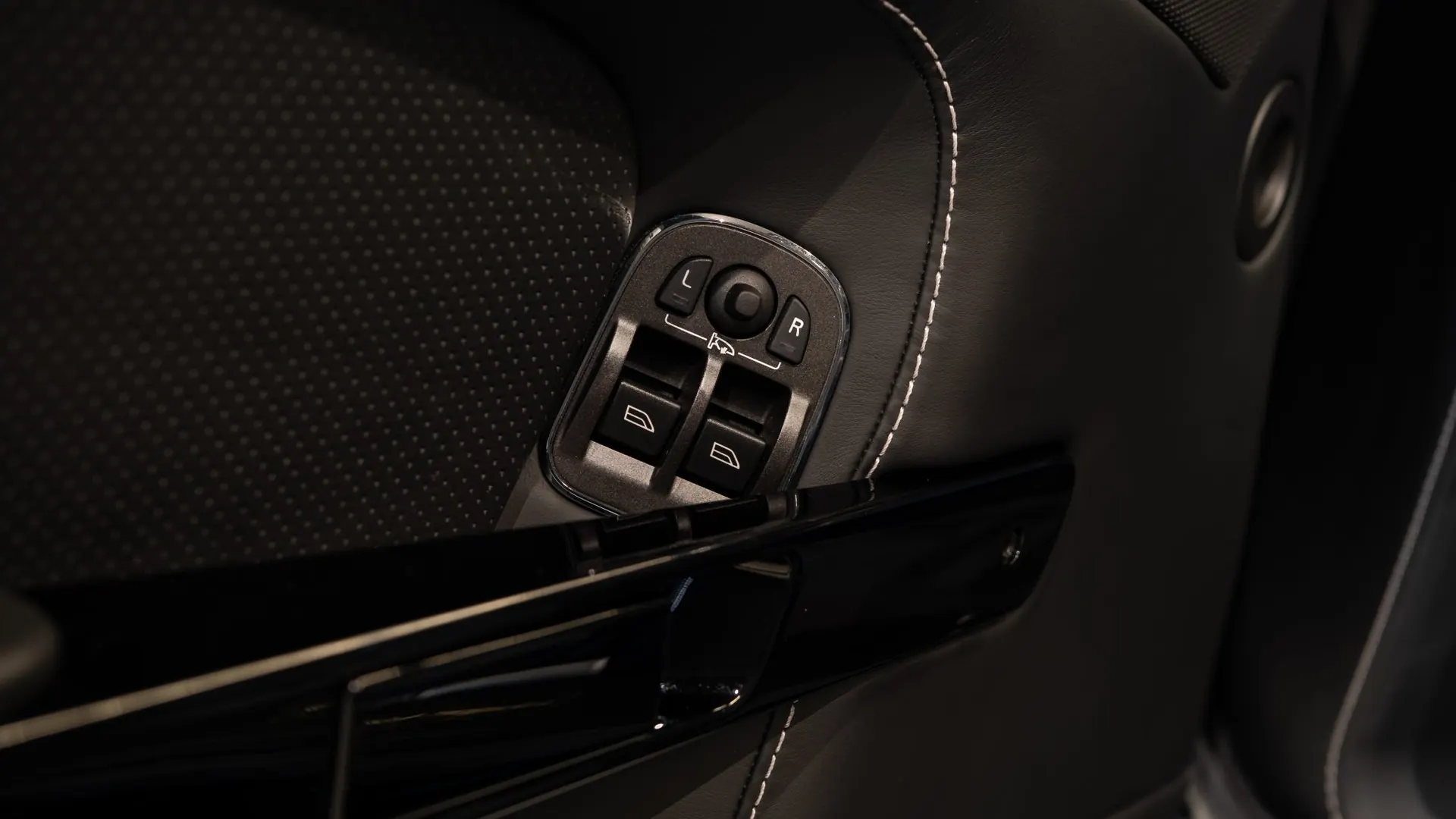 Aston Martin V8 — photo 33