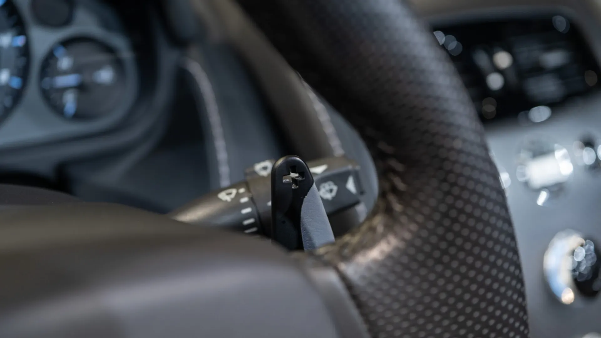 Aston Martin V8 — photo 17